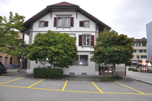 Wohn- und Geschäftsgebäude mit Restaurant